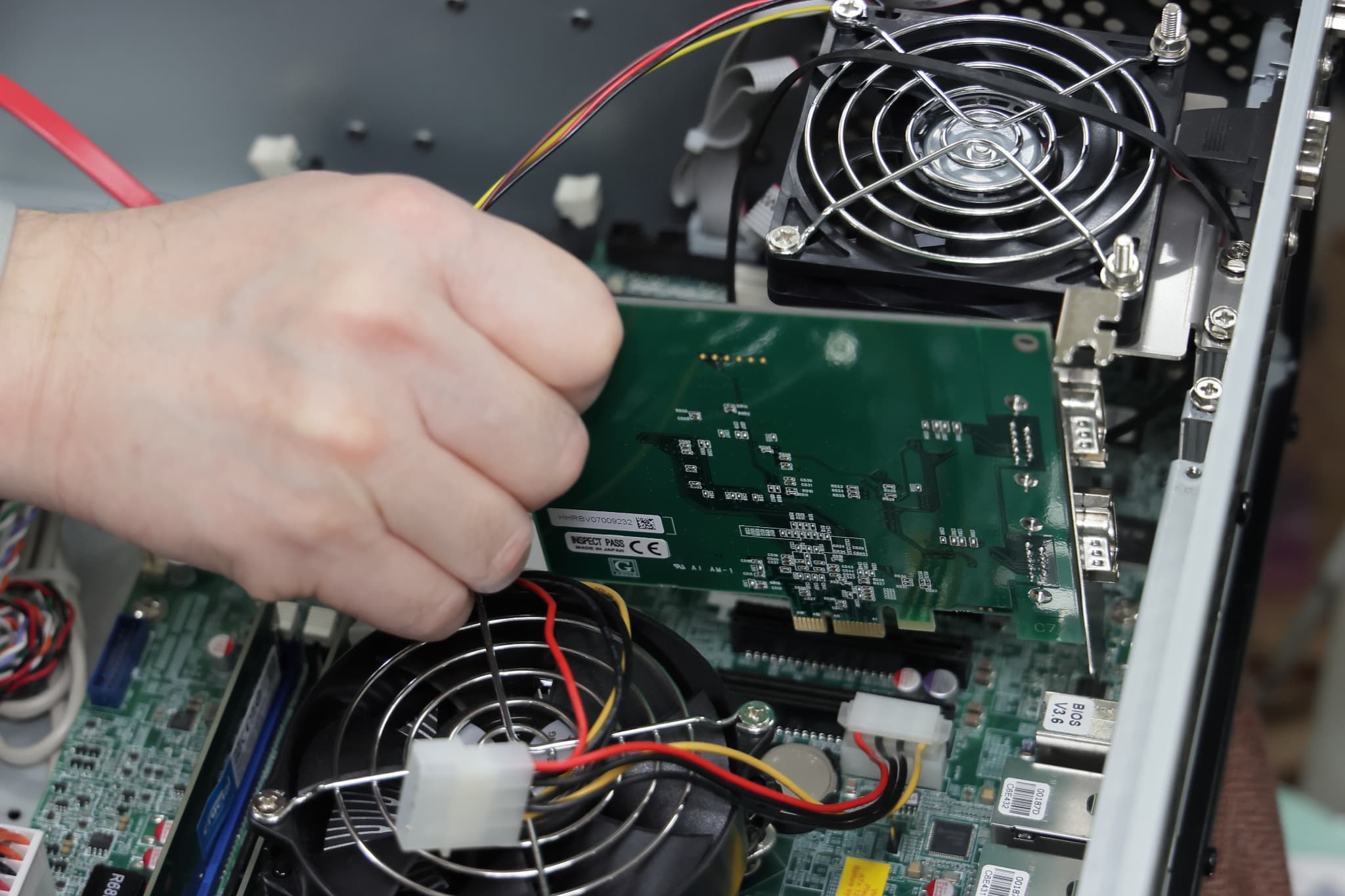 基盤にパーツを取り付ける指先