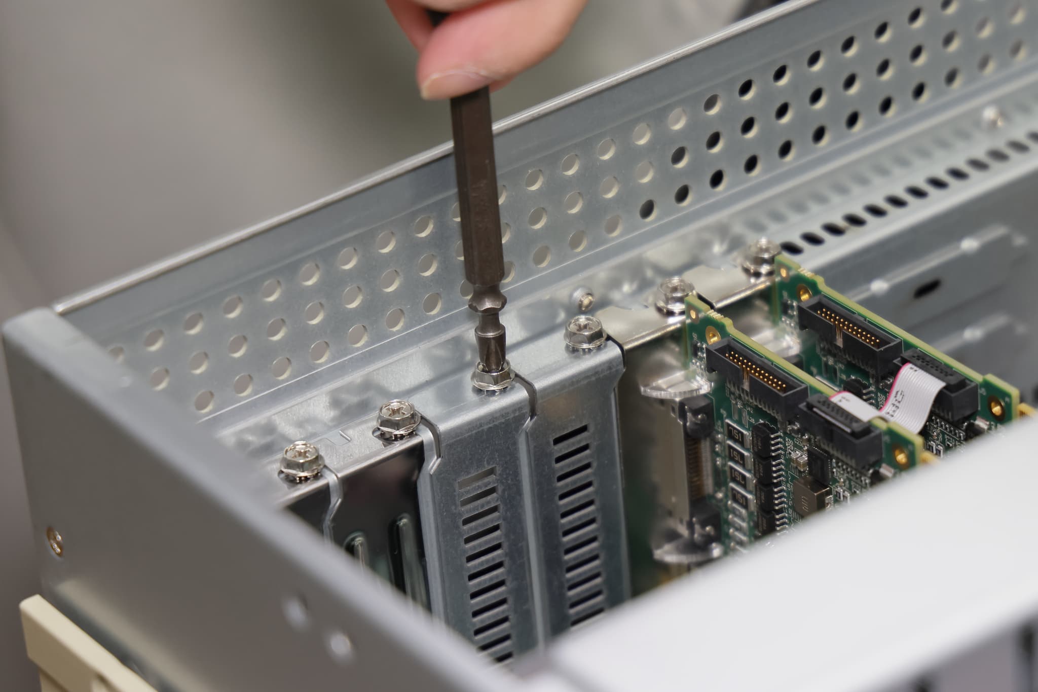 黒のマザーボードとファン