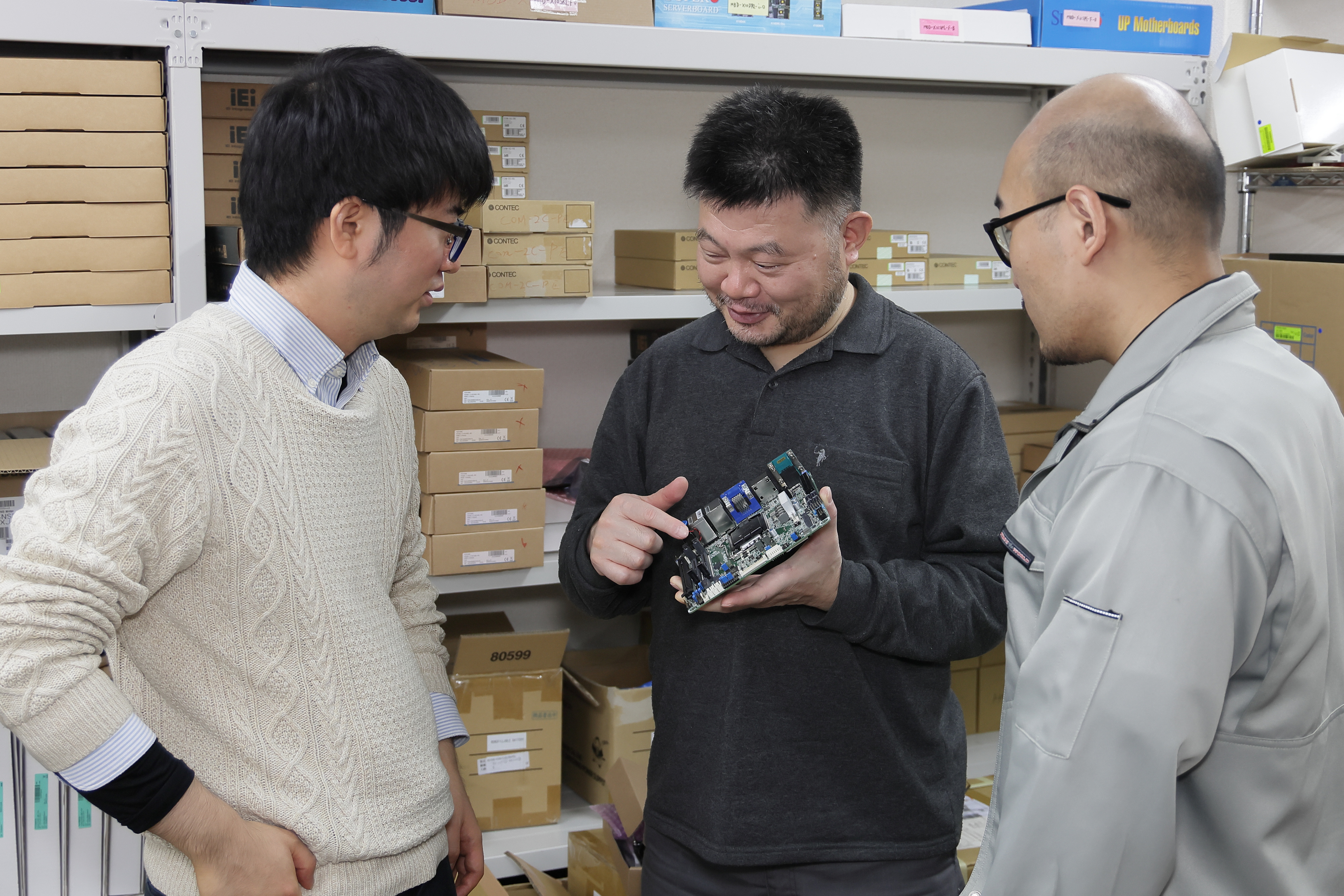 青く照らされているPCの基盤