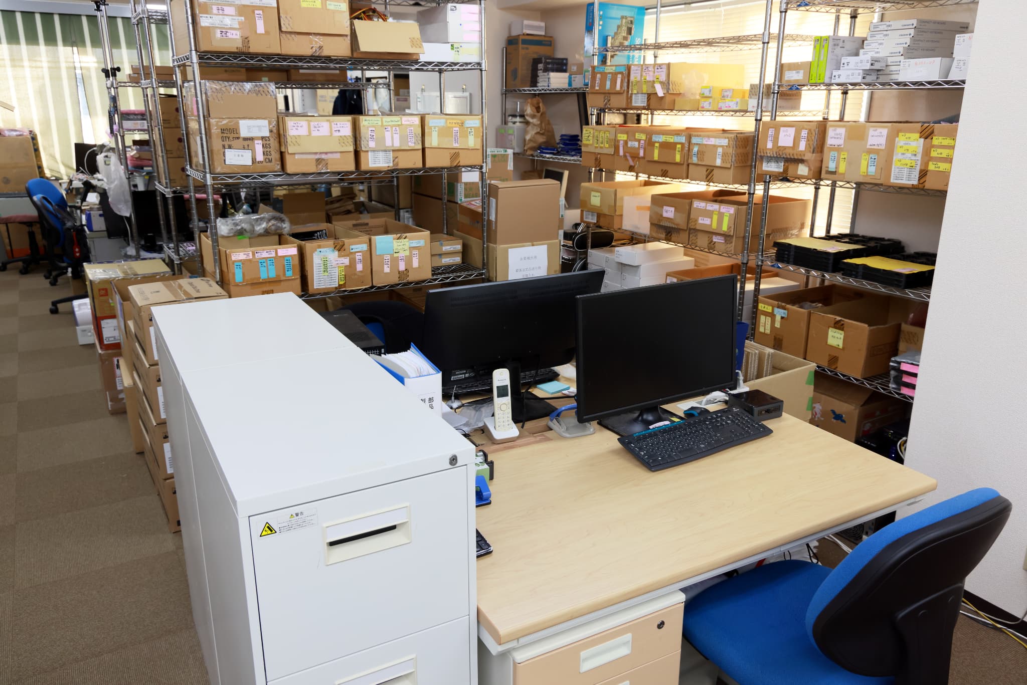 基盤にパーツを取り付ける作業員