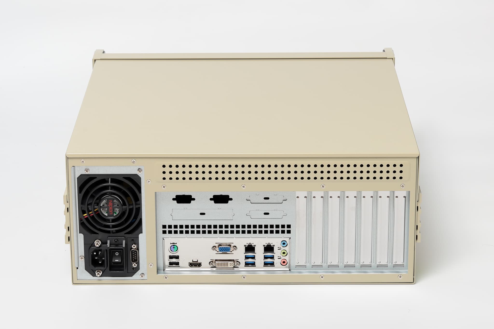 ノートパソコンでタイピングする男性