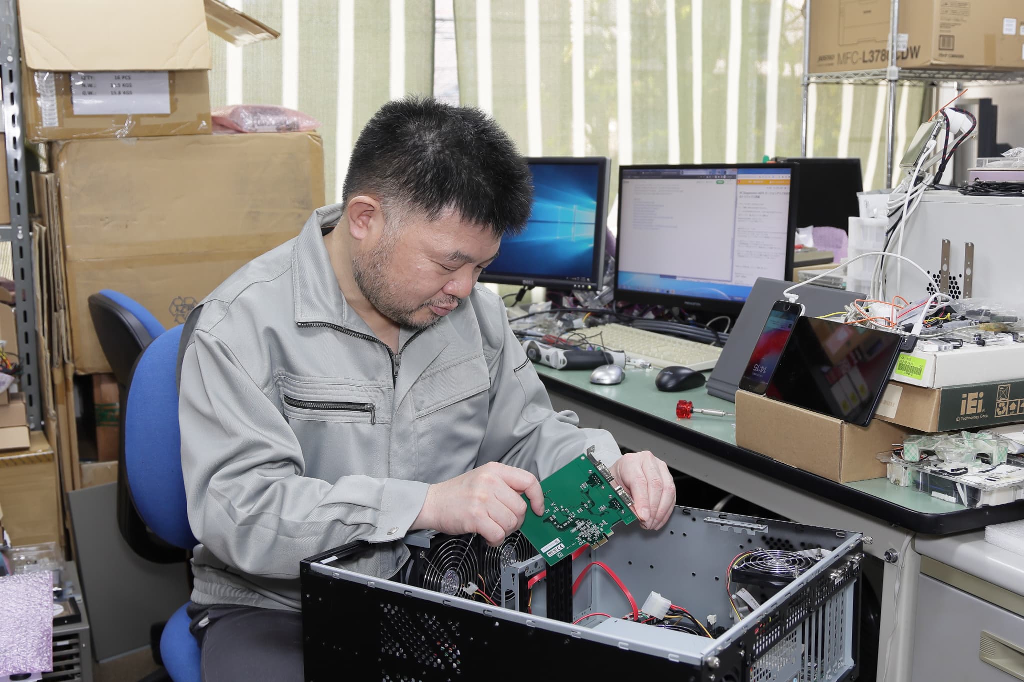 ノートパソコンにタイピングする男性の手