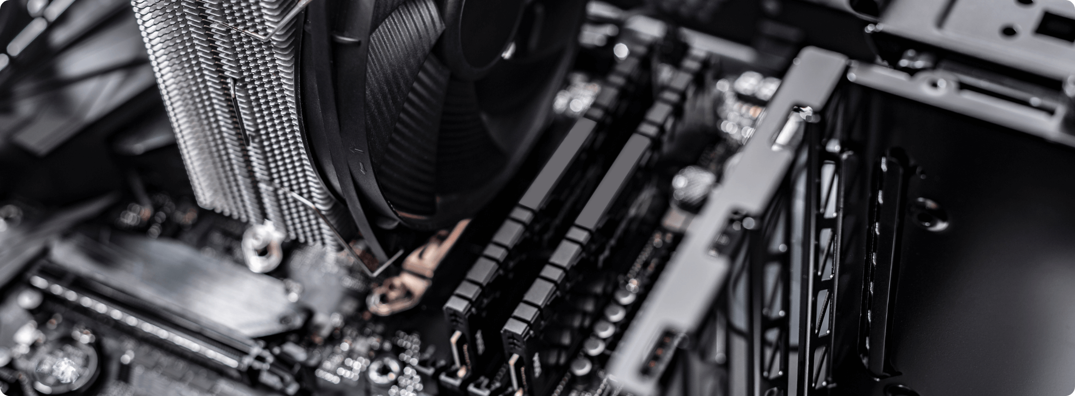 黒いPCの基盤とファン