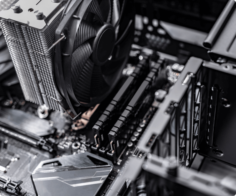 黒のマザーボードとファン